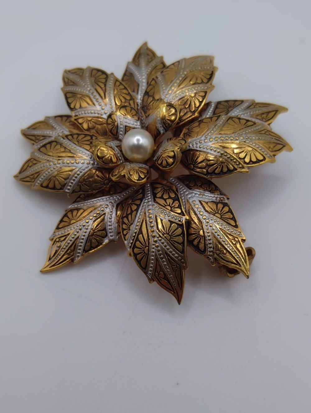 Damascene Poinsettia Brooch - Picture 3 of 5